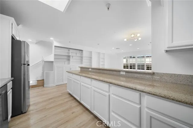 [한인타운] 방2+화3 1,140sf 2006년생 콘도
						리모델링, 층간 소음 없는 타운하우스 스타일
						콘도  Los Angeles CA's preview 2