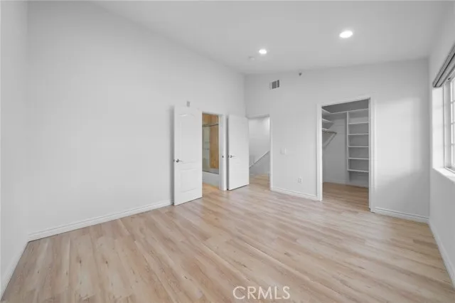 [한인타운] 방2+화3 1,140sf 2006년생 콘도
						리모델링, 층간 소음 없는 타운하우스 스타일
						콘도  Los Angeles CA's preview 3