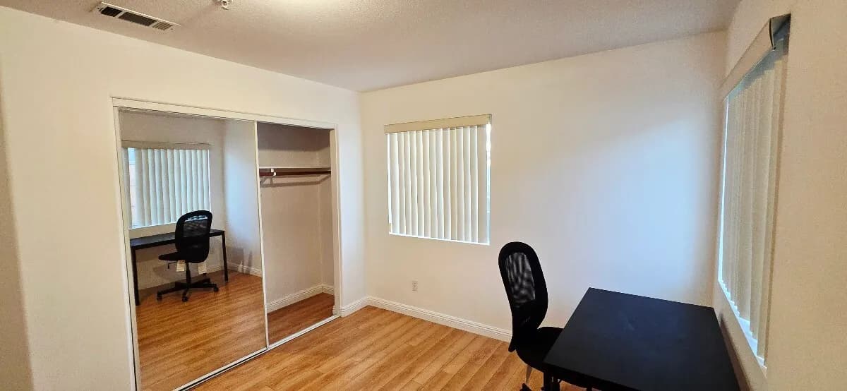 OC La Habra/라하브라 타운하우스(게이트)에 밝은 마루바닦 방 렌트합니다.
					룸메이트
					La Habra/라하브라's preview 3