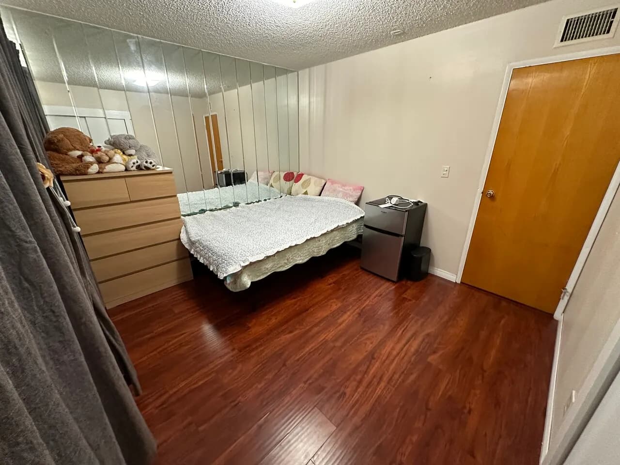 가구포함 베드룸 개인 화장실 La Crescenta / Glendale / Pasadena
					룸메이트
					La Crescenta's preview 0