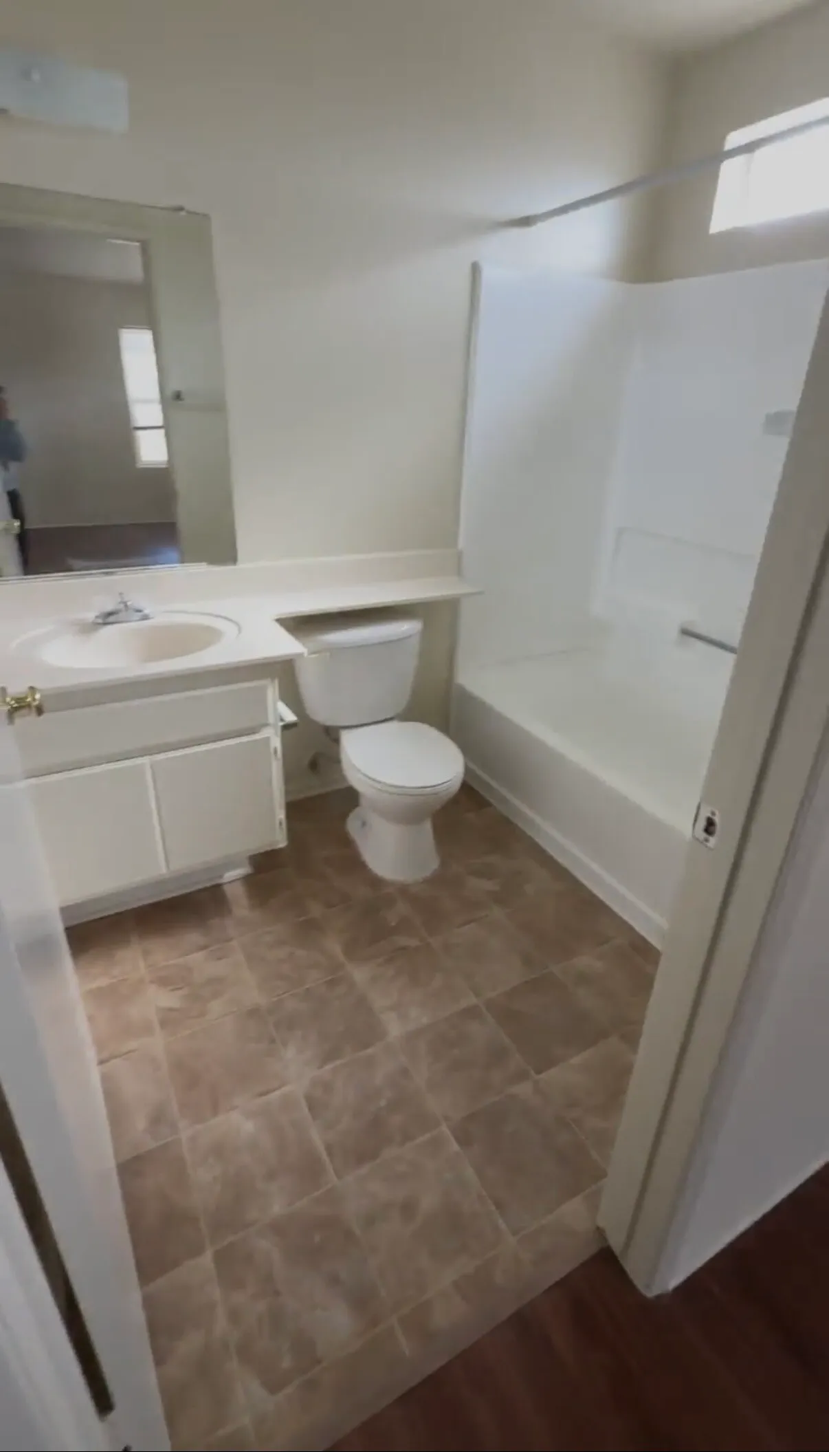 큰 독방/ 개인 전용 화장실/ 1 파킹
					룸메이트
					Gardena's preview 3