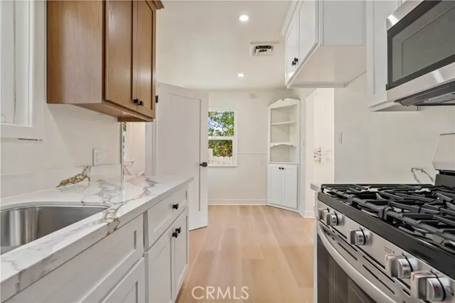 라 크라센타 하우스
						방2 화장실1, 게스트홈, 건평 약 1300 sf, 랏 약 4000 sf
						주택  La Crescenta CA's preview 0