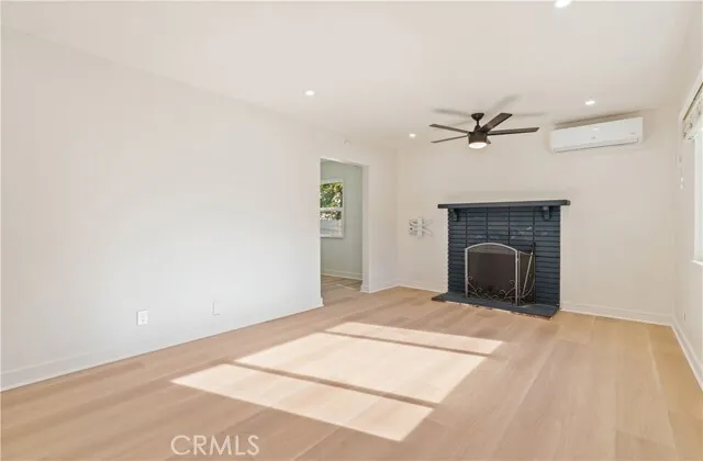 라 크라센타 하우스
						방2 화장실1, 게스트홈, 건평 약 1300 sf, 랏 약 4000 sf
						주택  La Crescenta CA's preview 1