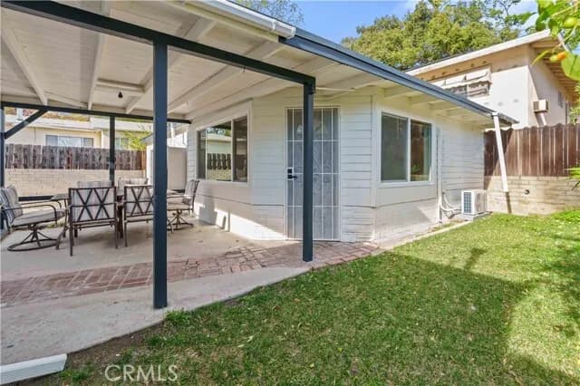 라 크라센타 하우스
						방2 화장실1, 게스트홈, 건평 약 1300 sf, 랏 약 4000 sf
						주택  La Crescenta CA's preview 2