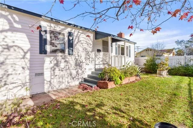 라 크라센타 하우스
						방2 화장실1, 게스트홈, 건평 약 1300 sf, 랏 약 4000 sf
						주택  La Crescenta CA's preview 3