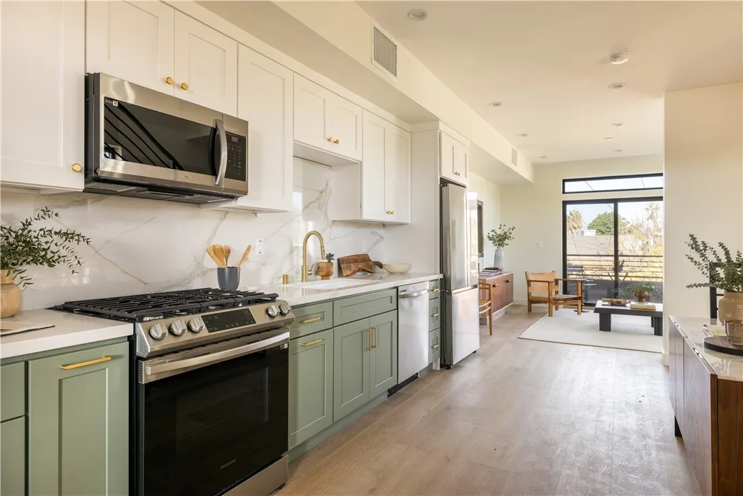 컬버시티 근처 하우스
						방3 화장실3, 건평 약 1800 sf, private backyard, two-car tandem garage with EV charging!
						주택  Los Angeles CA's preview 0