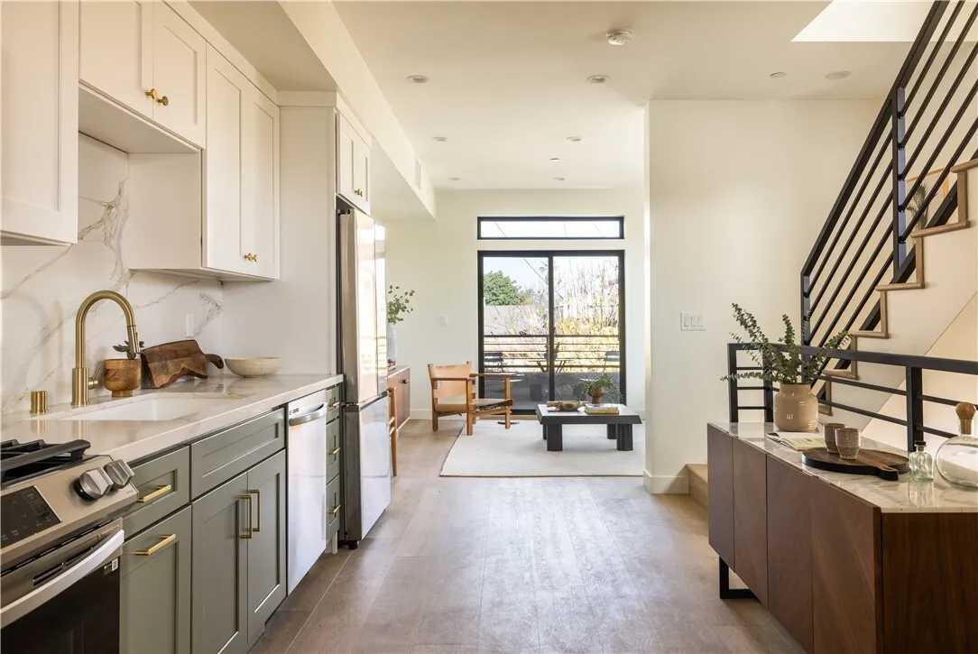 컬버시티 근처 하우스
						방3 화장실3, 건평 약 1800 sf, private backyard, two-car tandem garage with EV charging!
						주택  Los Angeles CA's preview 1