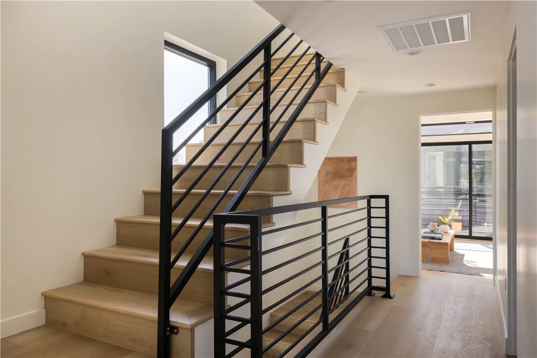 컬버시티 근처 하우스
						방3 화장실3, 건평 약 1800 sf, private backyard, two-car tandem garage with EV charging!
						주택  Los Angeles CA's preview 2