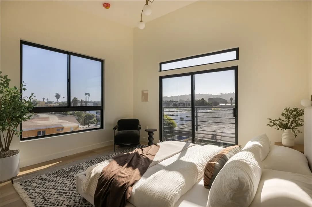 컬버시티 근처 하우스
						방3 화장실3, 건평 약 1800 sf, private backyard, two-car tandem garage with EV charging!
						주택  Los Angeles CA's preview 3