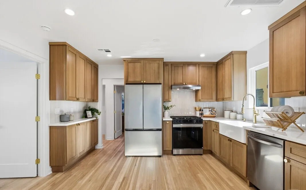 엘에이 하우스
						방3 화장실2, 건평 약 1000 sf, 랏 약 5000 sf
						주택  Los Angeles CA's preview 0