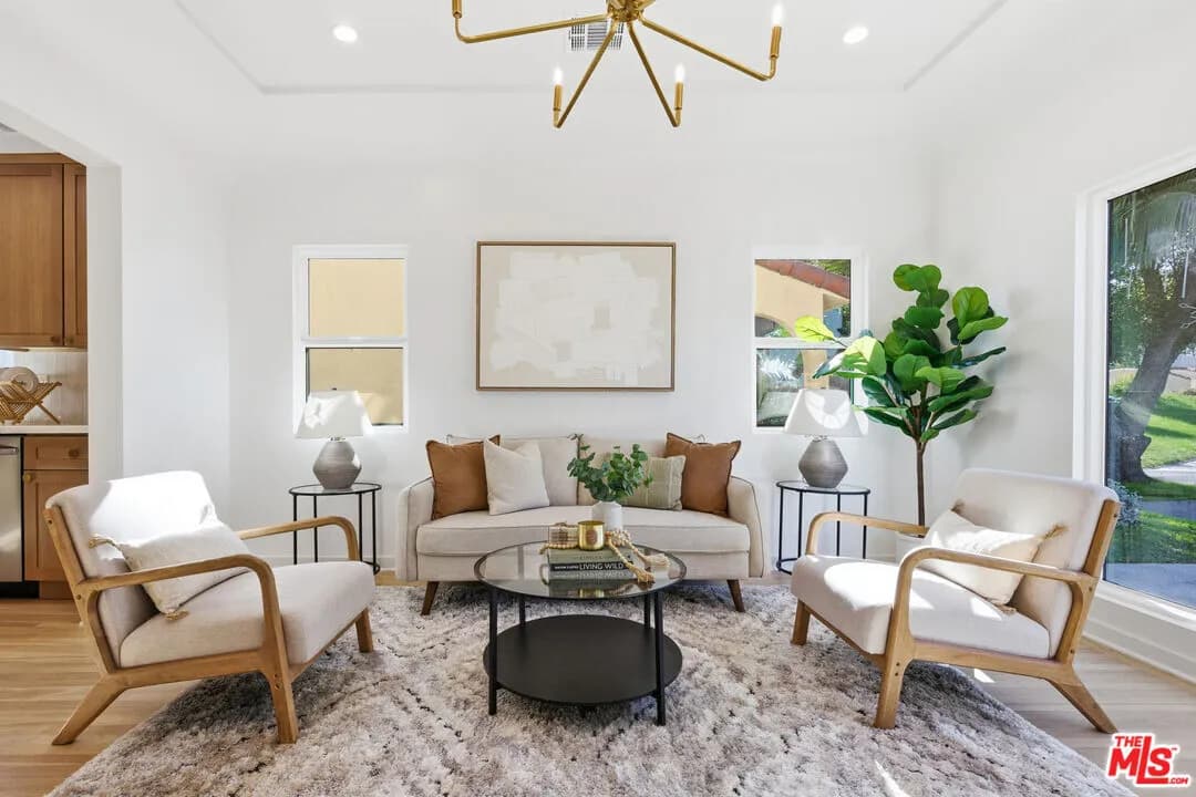 엘에이 하우스
						방3 화장실2, 건평 약 1000 sf, 랏 약 5000 sf
						주택  Los Angeles CA's preview 2