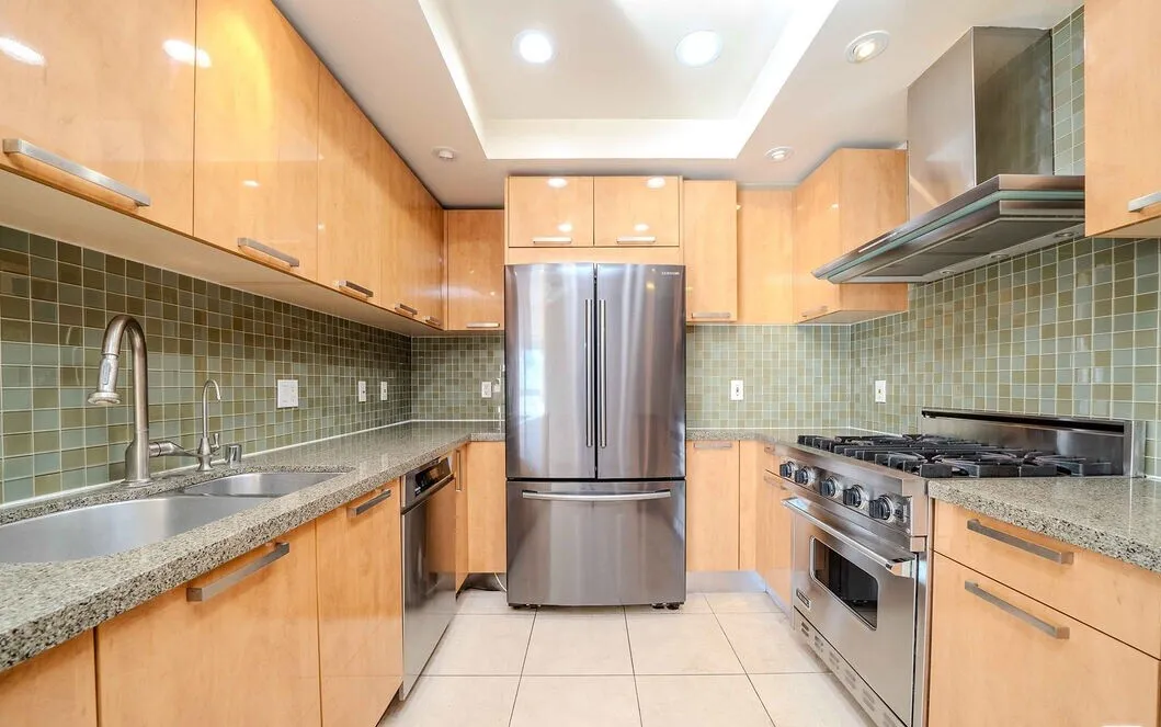 한인타운 콘도 
						2007년생, 방3 화장실3, Over 1500 sf, 오픈구조, Front unit, 2 side by side 주차, 발코니
						콘도  Los Angeles CA's preview 0