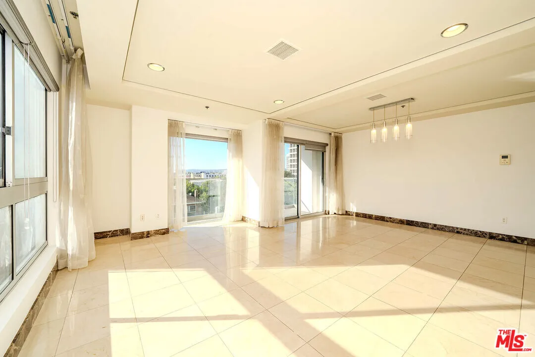 한인타운 콘도 
						2007년생, 방3 화장실3, Over 1500 sf, 오픈구조, Front unit, 2 side by side 주차, 발코니
						콘도  Los Angeles CA's preview 1