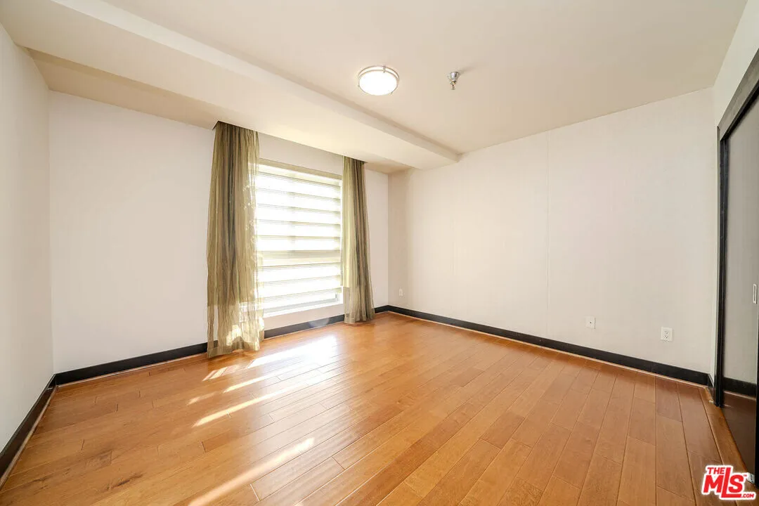 한인타운 콘도 
						2007년생, 방3 화장실3, Over 1500 sf, 오픈구조, Front unit, 2 side by side 주차, 발코니
						콘도  Los Angeles CA's preview 2