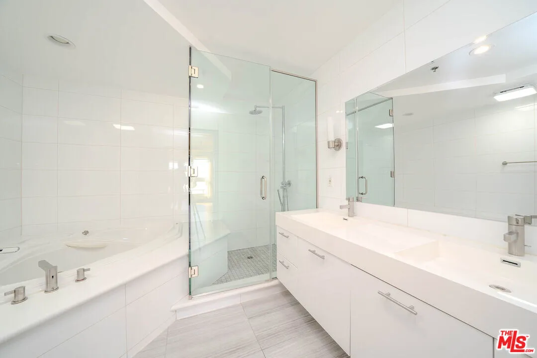 한인타운 콘도 
						2007년생, 방3 화장실3, Over 1500 sf, 오픈구조, Front unit, 2 side by side 주차, 발코니
						콘도  Los Angeles CA's preview 3