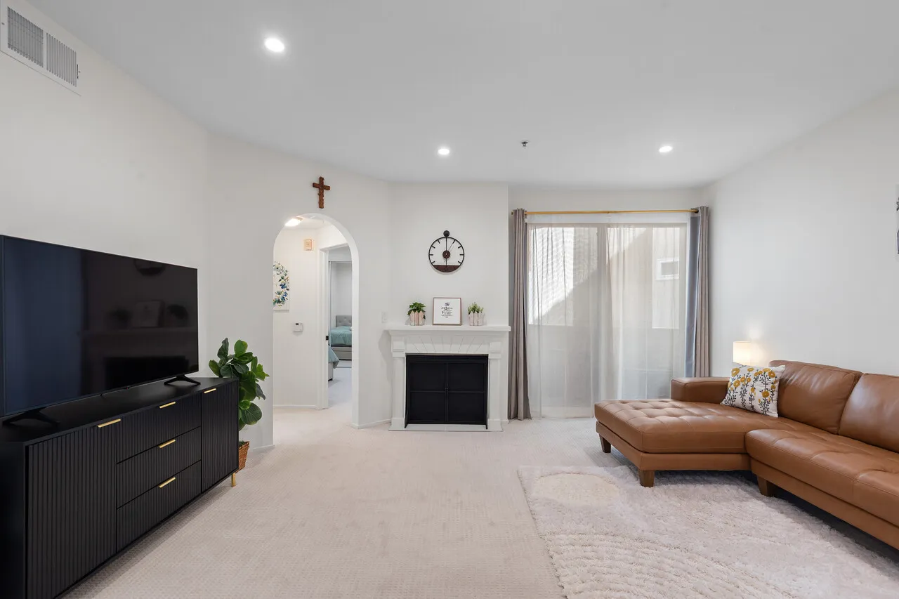 행콕팍 인근 콘도
						방1 화장실1, 리모델된 부엌&화장실, 발코니, 시큐리티, 게스트 파킹, 부대시설
						콘도  Los Angeles CA's preview 3