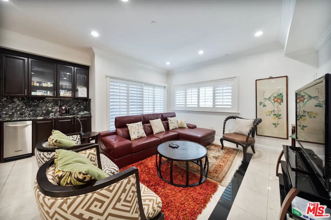 한인타운 콘도
						2007년생, 방2 화장실2, Over 1200 sf, 오픈구조, 웍인 클라셋, EV charging stations
						콘도  Los Angeles CA's preview 1