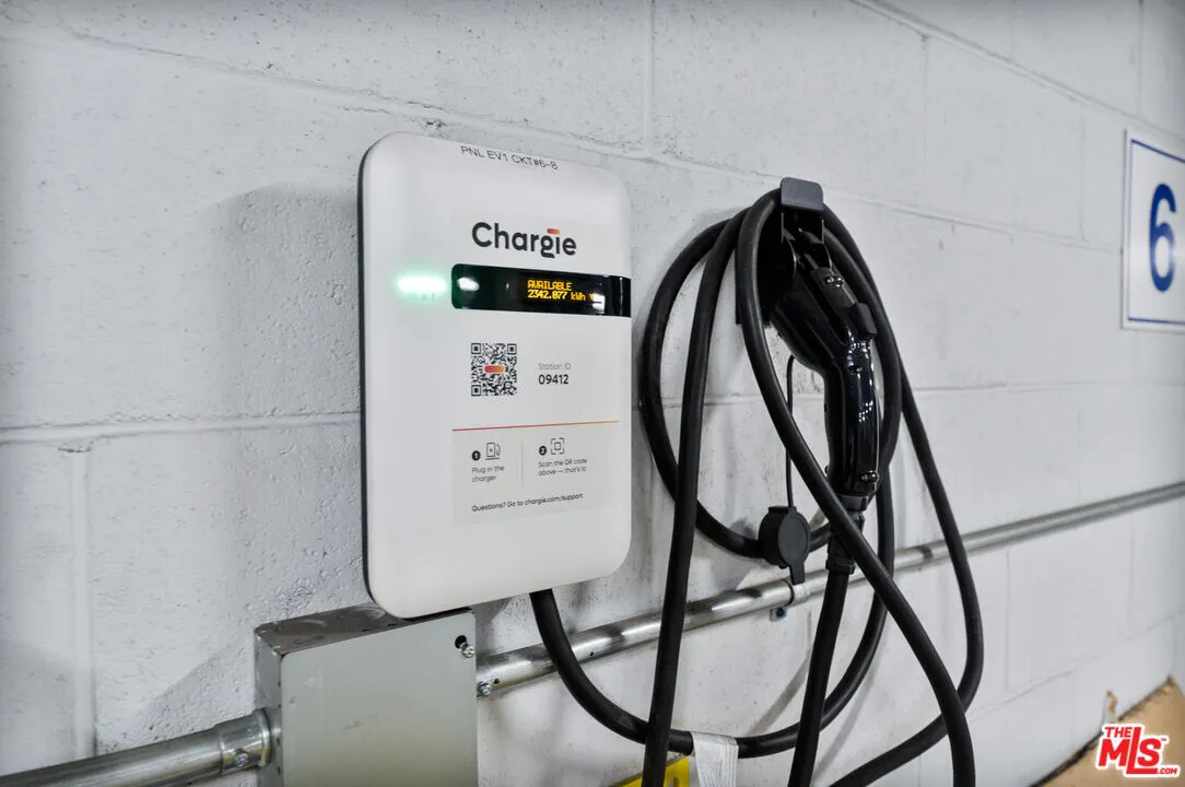 한인타운 콘도
						2007년생, 방2 화장실2, Over 1200 sf, 오픈구조, 웍인 클라셋, EV charging stations
						콘도  Los Angeles CA's preview 3