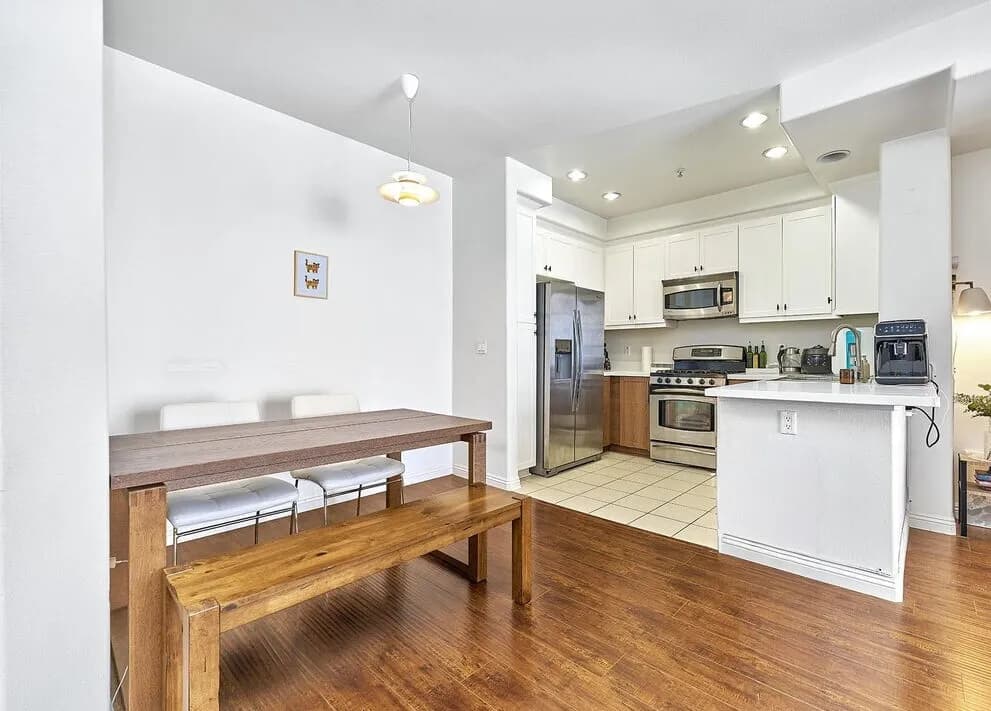 다운타운근처 콘도
						2006년생, 방2 화장실2, 오픈구조, 서로 떨어진방, 꼭대기층, 하이실링, 발코니, 편리한위치
						콘도  Los Angeles CA's preview 0