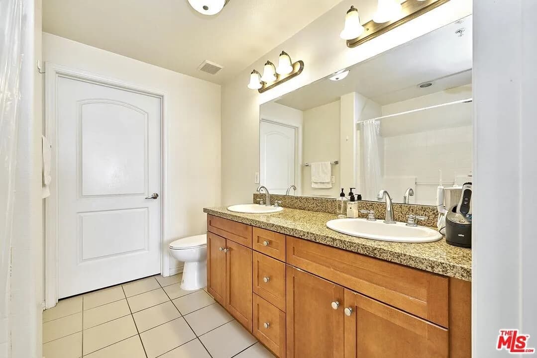 다운타운근처 콘도
						2006년생, 방2 화장실2, 오픈구조, 서로 떨어진방, 꼭대기층, 하이실링, 발코니, 편리한위치
						콘도  Los Angeles CA's preview 3