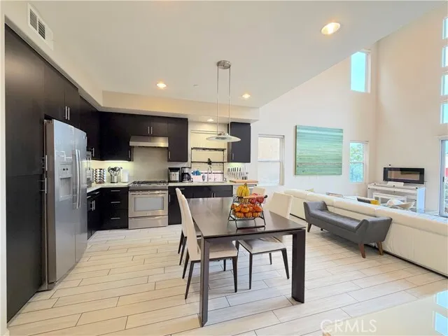 가디나 콘도
						2013년생, 방3 화장실3, +LOFT, 약 2350 sf, 발코니, 타운홈스타일, Attached Garage
						콘도  Gardena CA's preview 0