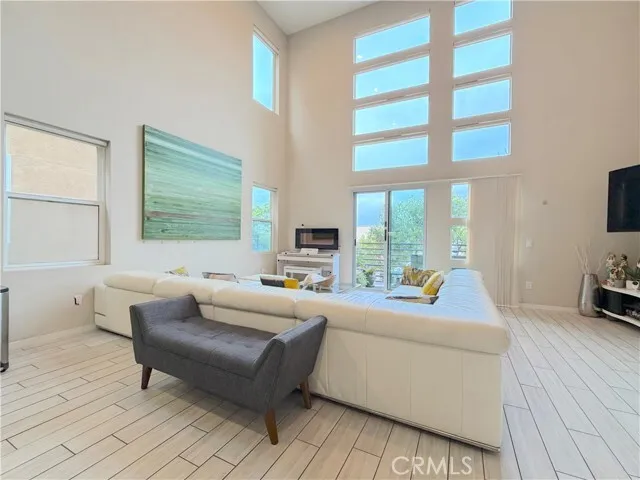 가디나 콘도
						2013년생, 방3 화장실3, +LOFT, 약 2350 sf, 발코니, 타운홈스타일, Attached Garage
						콘도  Gardena CA's preview 1