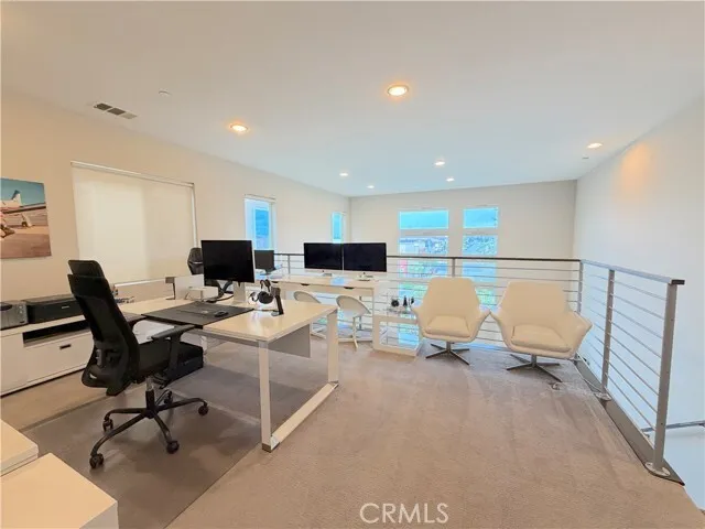 가디나 콘도
						2013년생, 방3 화장실3, +LOFT, 약 2350 sf, 발코니, 타운홈스타일, Attached Garage
						콘도  Gardena CA's preview 2