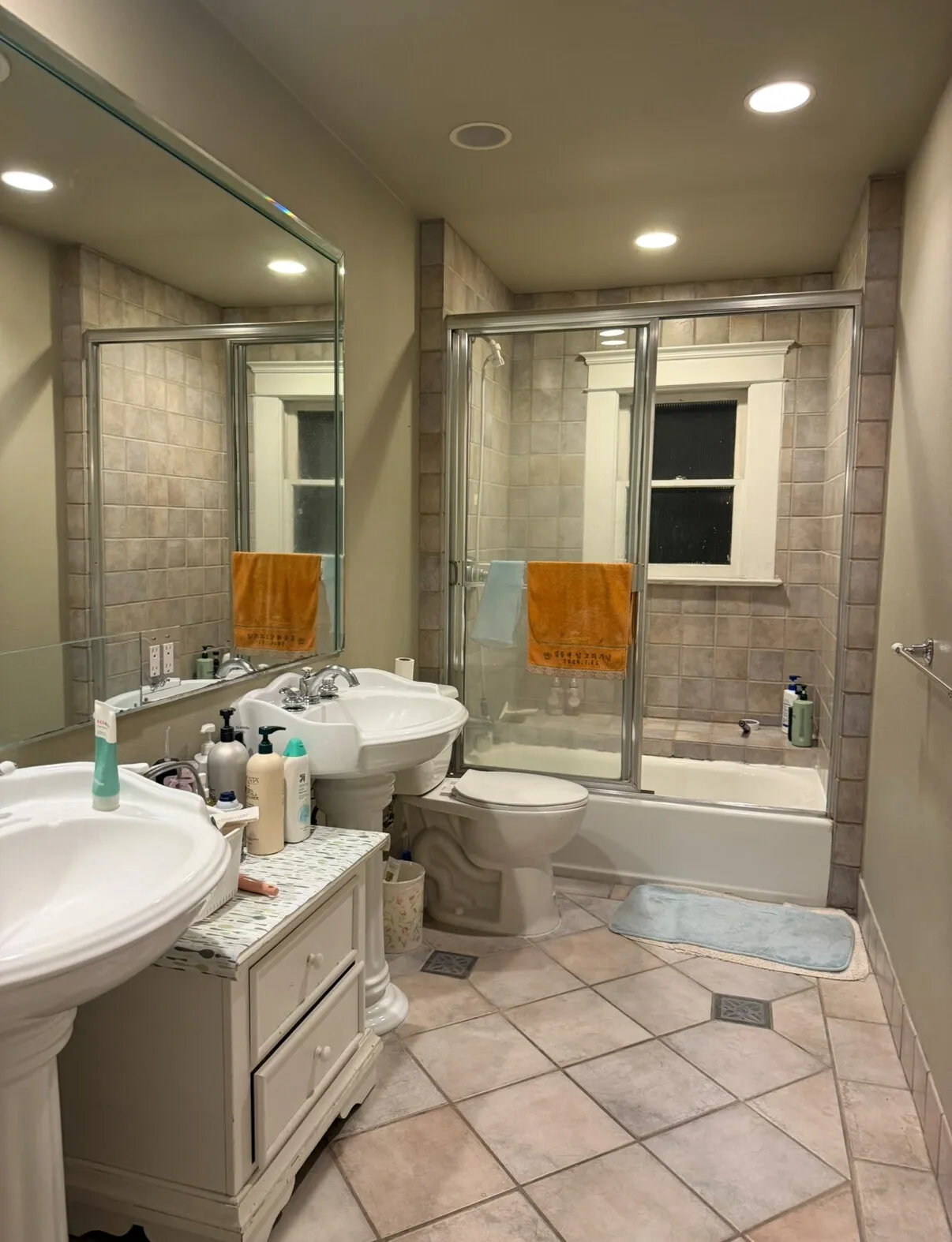 한타 넓고 해가 잘 드는 방 (에어컨, 냉장고 등 가구 포함)
					룸메이트
					La 한인타운's preview 0