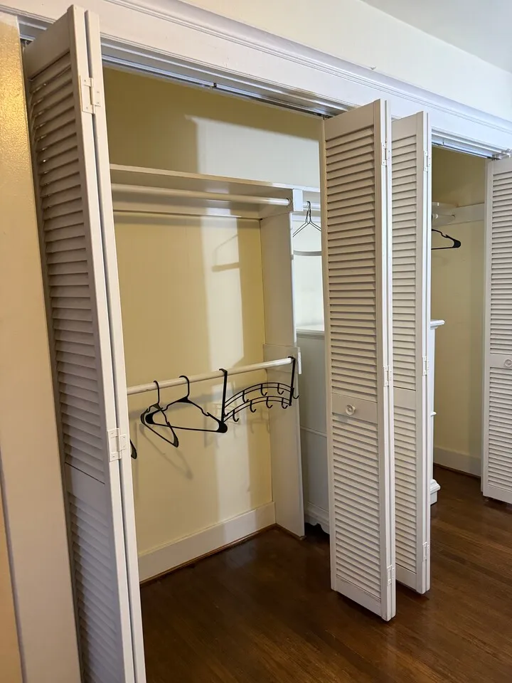 한타 넓고 해가 잘 드는 방 (에어컨, 냉장고 등 가구 포함)
					룸메이트
					La 한인타운's preview 2