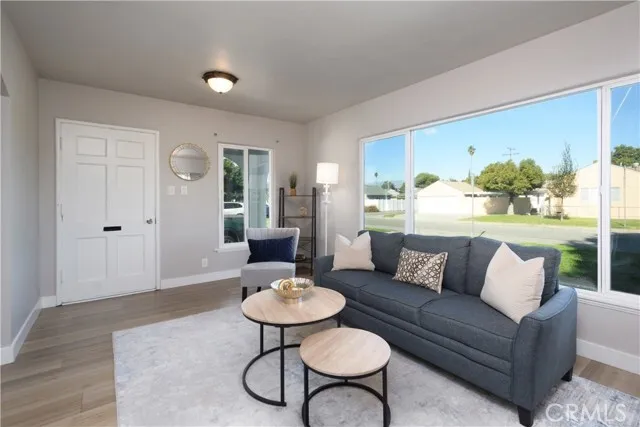 넓은 뒷마당과 RV 파킹까지! 완벽하게 관리된 위티어의 실용적인 단층 주택
						주택  Whittier CA's preview 1