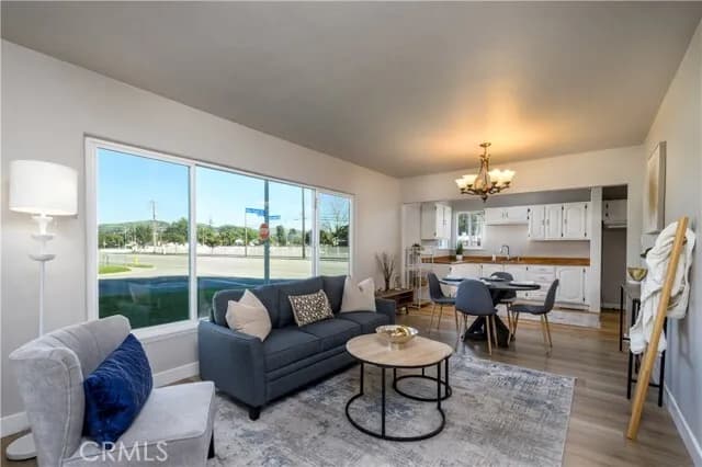 넓은 뒷마당과 RV 파킹까지! 완벽하게 관리된 위티어의 실용적인 단층 주택
						주택  Whittier CA's preview 2