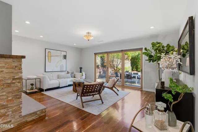 라크라센타 하우스
						방3 화장실2, 건평 약 1500 sf, 랏 약 7500 sf, 수영장
						주택  La Crescenta CA's preview 3