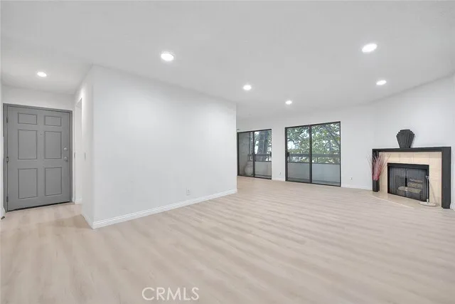 [글렌데일] 방2+화2 1,064sf 새집처럼 리모델링 콘도
						아메리카나, 갤러리아 도보거리, 테니스코트, 수영장, 스파 등 편의시설 풍부
						콘도  Glendale CA's preview 0