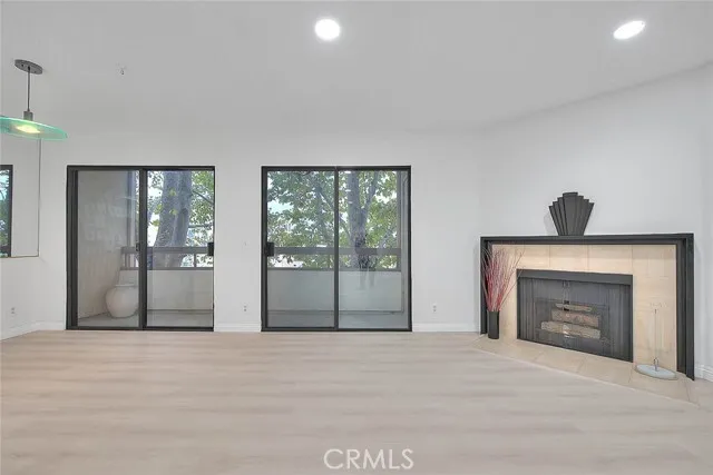 [글렌데일] 방2+화2 1,064sf 새집처럼 리모델링 콘도
						아메리카나, 갤러리아 도보거리, 테니스코트, 수영장, 스파 등 편의시설 풍부
						콘도  Glendale CA's preview 1