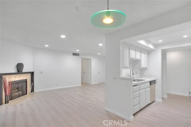 [글렌데일] 방2+화2 1,064sf 새집처럼 리모델링 콘도
						아메리카나, 갤러리아 도보거리, 테니스코트, 수영장, 스파 등 편의시설 풍부
						콘도  Glendale CA's preview 2