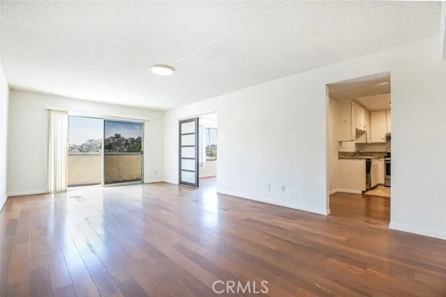 [글렌데일] 방2+화1 941sf 콘도
						첫집 추천, 밝고 환한 오픈구조, 나무마루
						콘도  Glendale CA's preview 0