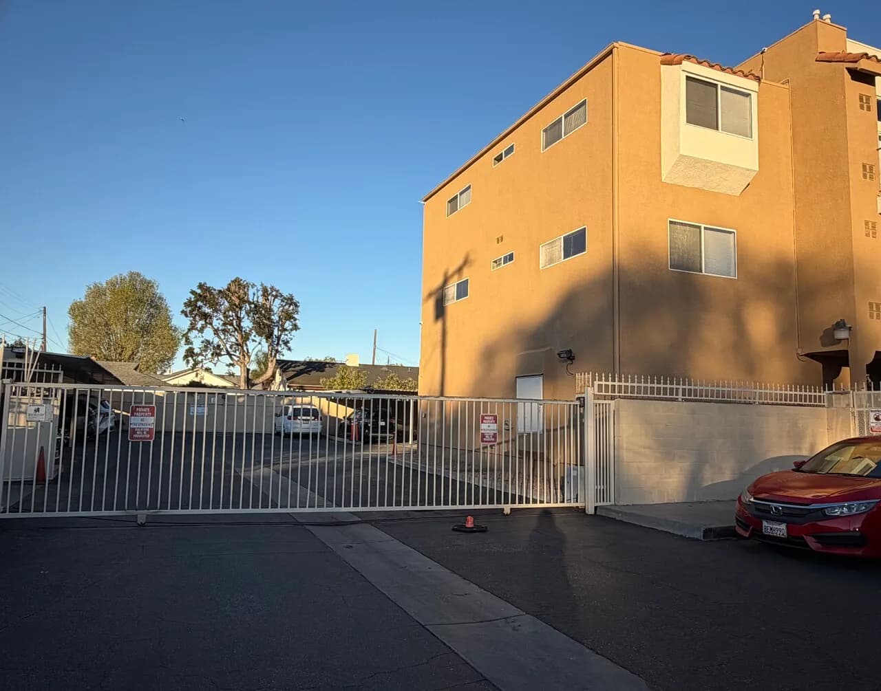 큰 독방 / 개인 전용 화장실 / 1 파킹
					룸메이트
					Gardena's preview 0