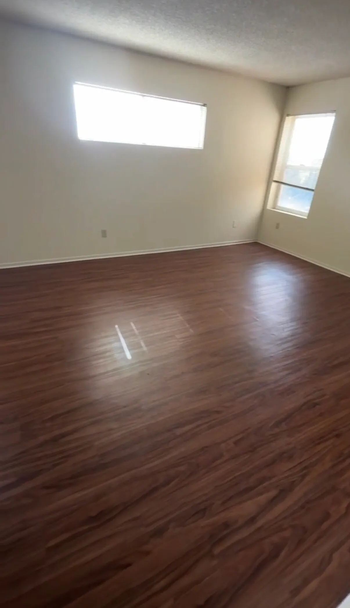 큰 독방 / 개인 전용 화장실 / 1 파킹
					룸메이트
					Gardena's preview 1