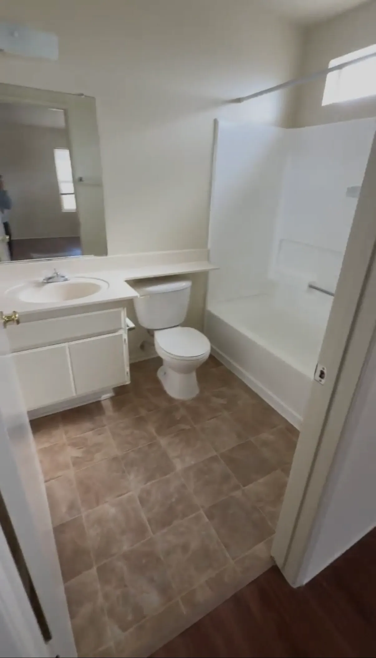 큰 독방 / 개인 전용 화장실 / 1 파킹
					룸메이트
					Gardena's preview 2