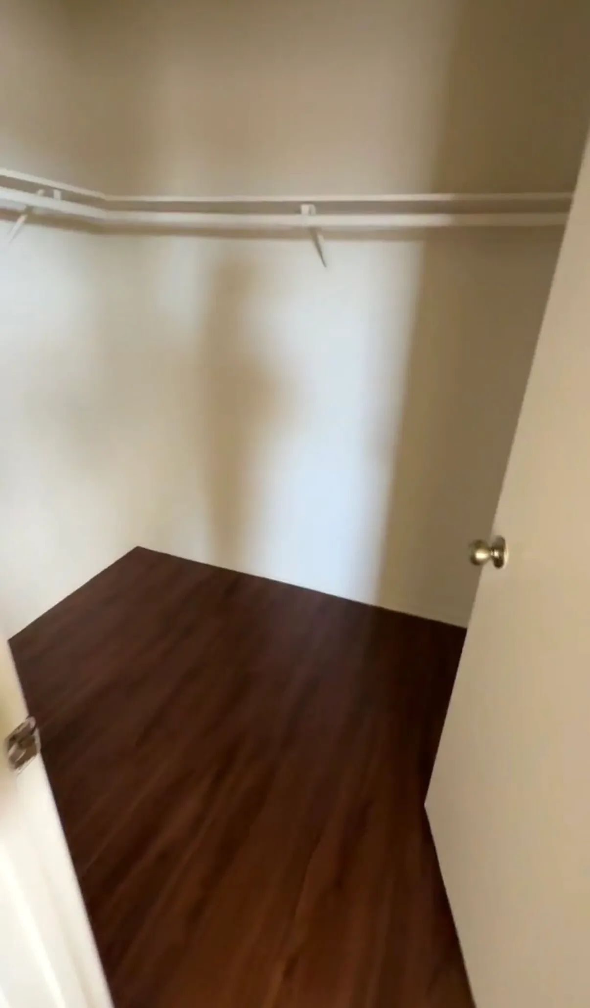 큰 독방 / 개인 전용 화장실 / 1 파킹
					룸메이트
					Gardena's preview 3