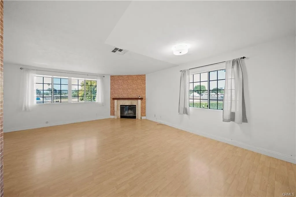 $649,000 Whittier 1,373 SqFt!! 3베드 타운홈
						단지내 가장좋은 위치!! 옆집하고 벽이 붙어있지 않은 단독같은 타운홈1988년생!!

						타운하우스  Whittier CA's preview 2