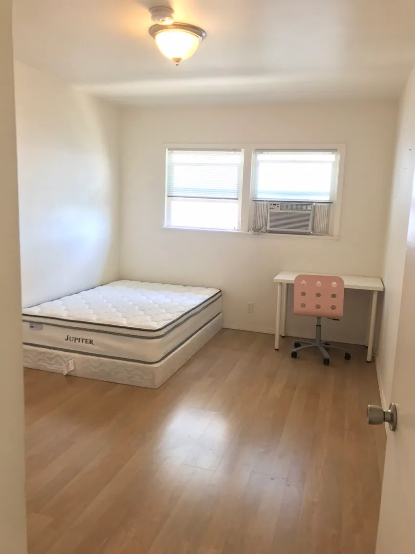 여자 룸메이트 구합니디
					룸메이트
					Los Angeles's preview 0