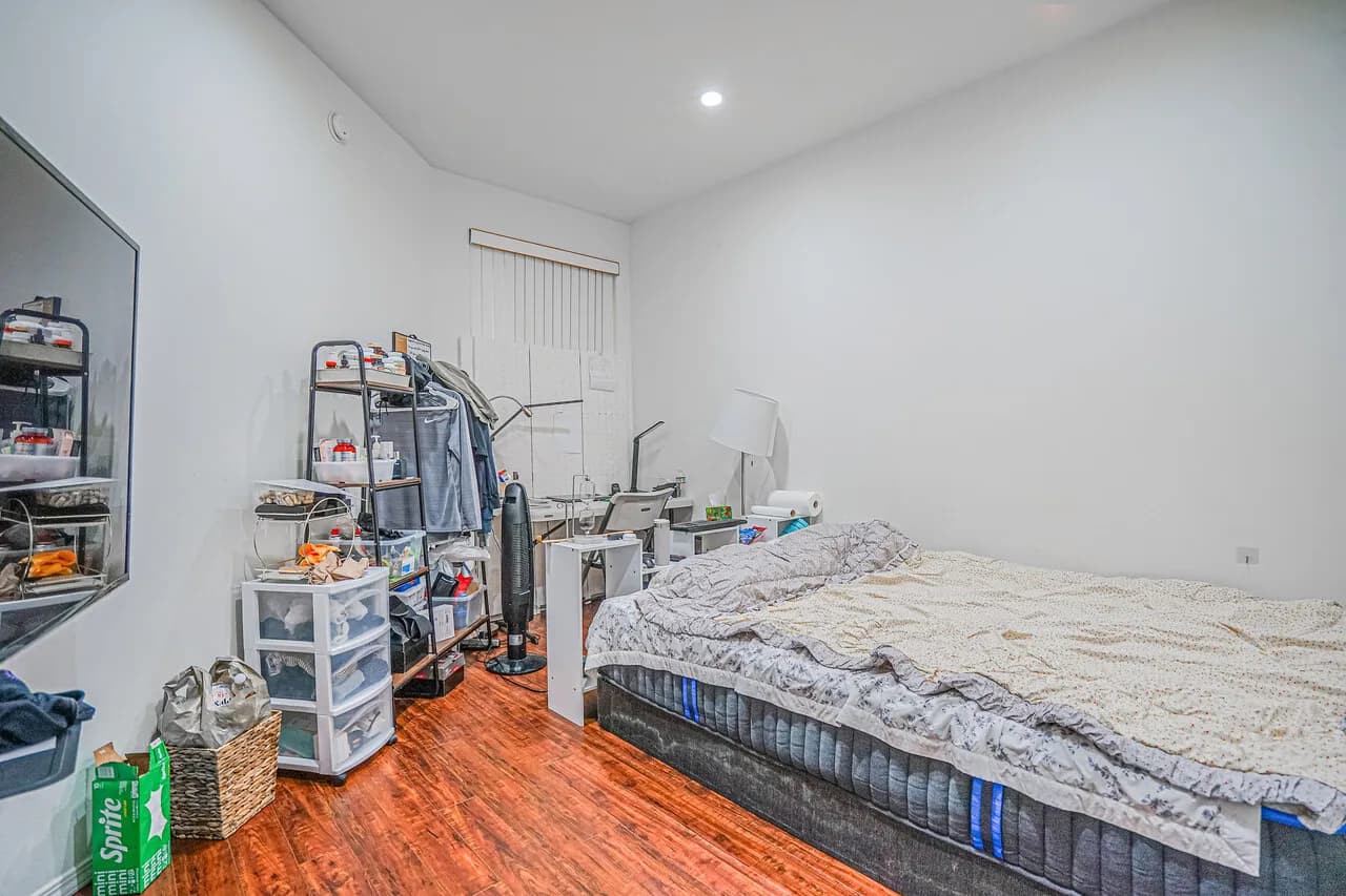 LA 한인타운 콘도 룸메이트
					룸메이트
					Los Angeles's preview 0