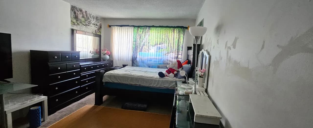 참신한 직장인 여성
					룸메이트
					Los Angeles's preview 0