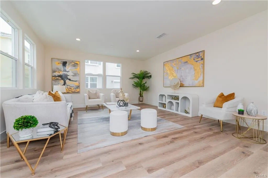 2024년생!! East 위티어 1,978 SqFt 넓은 3베드 타운홈
						제일좋은 END 유닛!! 2024년생!! 최고 Location, 한인마켓, 메이져 상점, 인접

						타운하우스  Whittier CA's preview 2