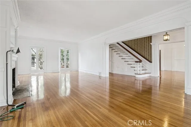 [행콕팤] 시세보다 엄청 저렴한 방4+화3 3,925sf 땅 7,506sf 단독주택
						2019년 새지붕, 뼈대가 튼튼하고 포텐셜 큰 집
						주택  Los Angeles CA's preview 1