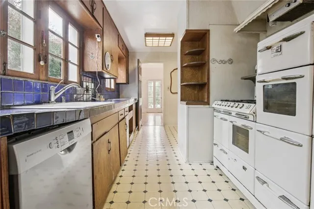 [행콕팤] 시세보다 엄청 저렴한 방4+화3 3,925sf 땅 7,506sf 단독주택
						2019년 새지붕, 뼈대가 튼튼하고 포텐셜 큰 집
						주택  Los Angeles CA's preview 3