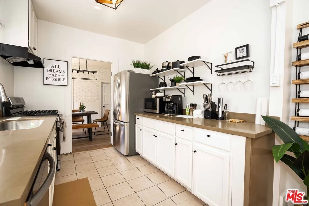 강력추천 1064 엘에이 리모델된 하우스
						1,400 sf / 3bed + Loft, 2bath / R3 Zoning
						주택  Los Angeles CA's preview 2