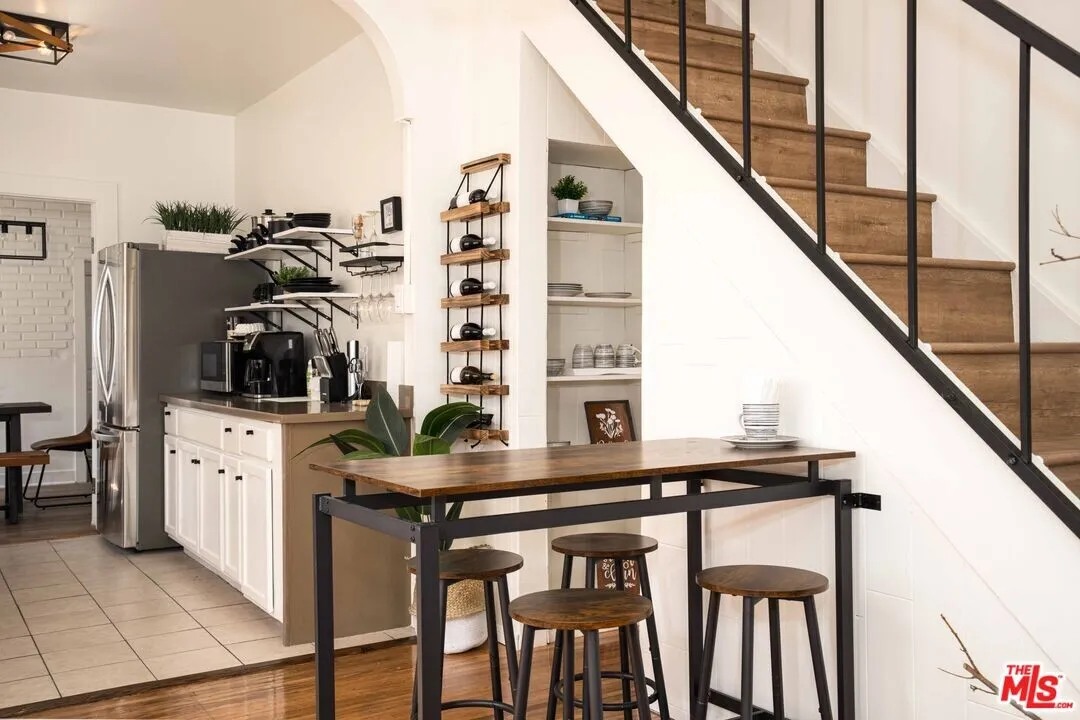 강력추천 1064 엘에이 리모델된 하우스
						1,400 sf / 3bed + Loft, 2bath / R3 Zoning
						주택  Los Angeles CA's preview 3