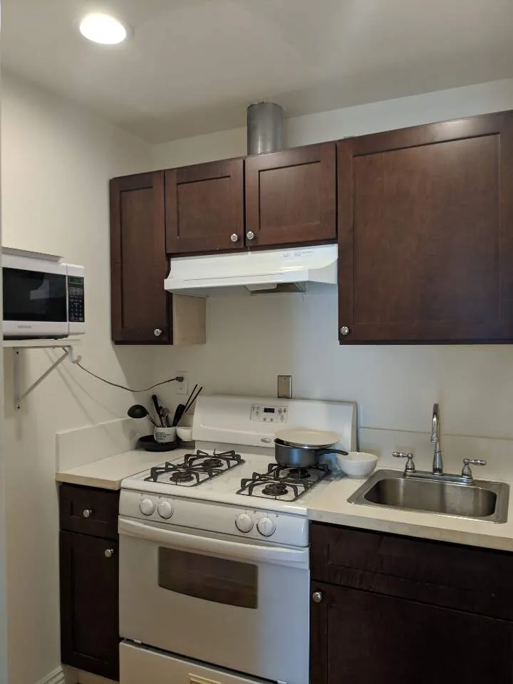 LA 한인타운 7가 & Gramercy - 독립 출입구 & 개인 화장실
					룸메이트
					한인타운's preview 2